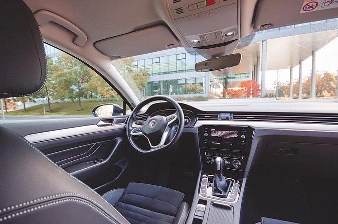 Private ARRIVAL Transfer by LIMOUSINE 3+1pax - Who should book this transfer?