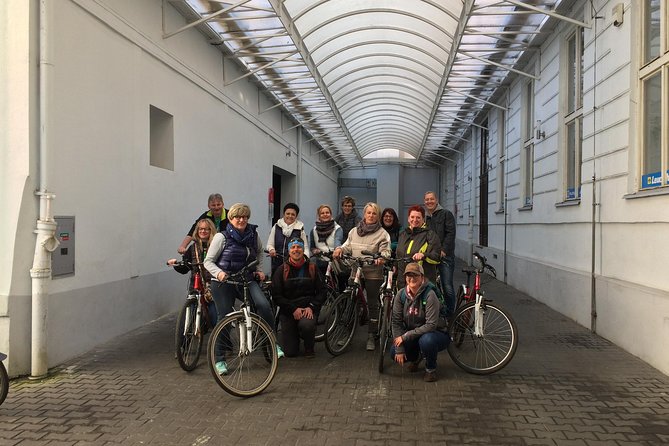 Radtour durch Prag auf Deutsch - Getting fitted with helmets, lights, and a lock (insurance included)