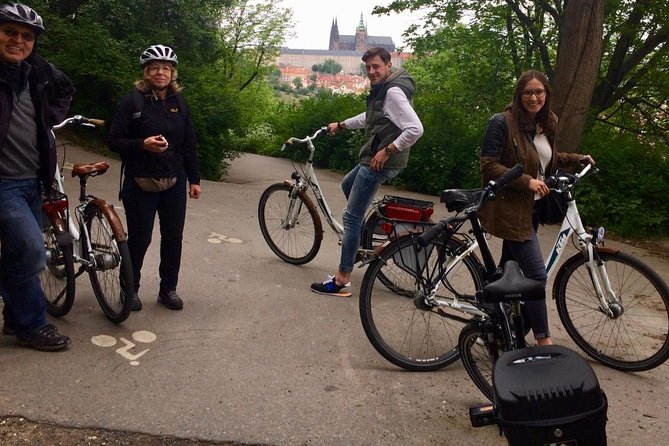 Radtour durch Prag auf Deutsch - The pace: short stops, a few breaks, and no lunch
