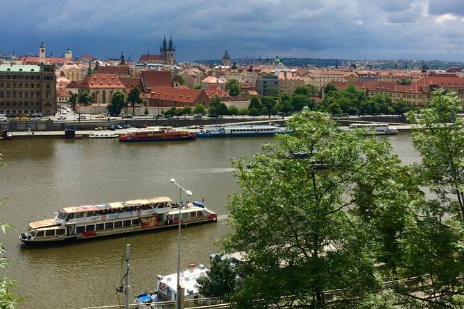 Radtour durch Prag auf Deutsch - Prague Castle in the mix: power, presidents, and a hidden-room detail