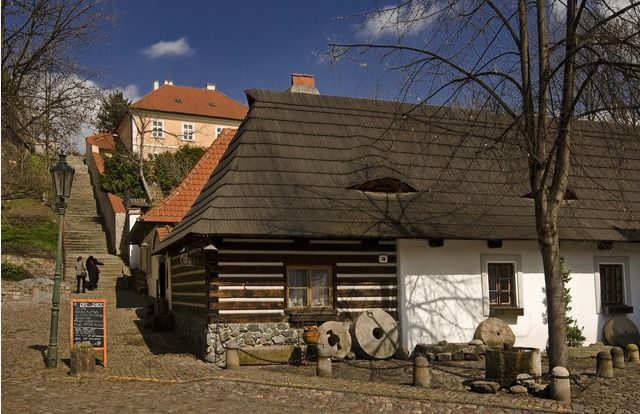 The essentials of Prague - First steps: meeting at Powder Tower and Municipal House