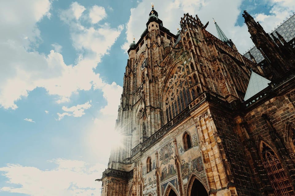 Tour of Prague Castle in italian language ticket included - Starting at the Second Courtyard near Kohl Fountain